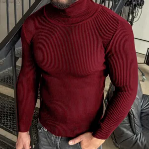 Vue détaillée d'un pull à col roulé bordeaux pour homme en maille côtelée, coupe slim