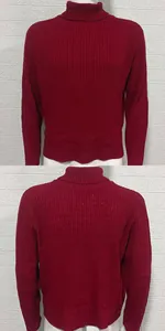 Vue détaillée de la texture en tricot côtelé sur un pull à col roulé bordeaux élégant