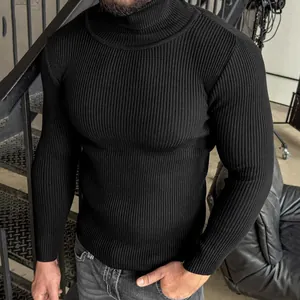 Gros plan sur un pull à col roulé noir à côtes premium en coupe ajustée pour homme