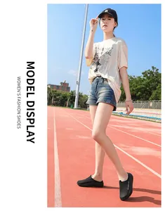 Modelo asiática con zapatillas sin cordones de plataforma transpirables en una pista de atletismo