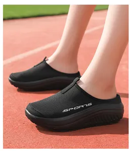 Vista lateral detallada de zapatos de plataforma transpirables para mujer en pista exterior