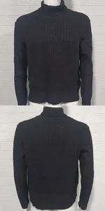 Vues détaillées d'un pull à col roulé noir pour homme en maille côtelée, face et dos.