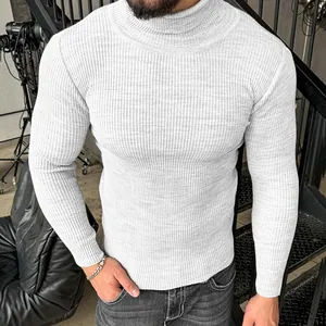 Vue détaillée d'un pull à col roulé blanc pour hommes avec coupe ajustée pour l'automne.
