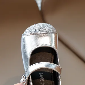 Chaussures de princesse argentées pour filles avec bout pailleté et détails de perles