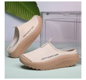 Primer plano de zuecos rocker beige transpirables con plataforma gruesa para mujer