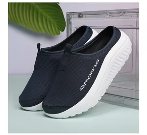 Vista detallada de los zapatos de balancín azul marino para mujer con suela de cuña.