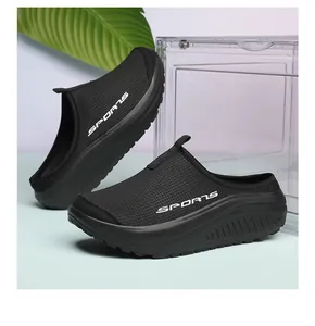 Detalle de mules con suela oscilante para mujer en negro y plataforma