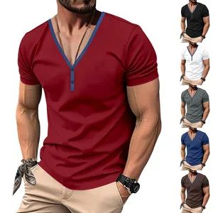 Λεπτομέρεια ανδρικού T-shirt με λαιμόκοψη V και αντίθεση χρωμάτων σε κόκκινο και άλλα χρώματα.