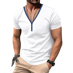 Λεπτομερής προβολή ανδρικού λευκού T-shirt Henley στενή γραμμή με μπλε V λαιμόκοψη