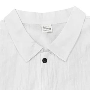 Vue détaillée du col d'une chemise blanche pour homme 100% coton et étiquette de taille