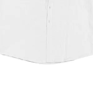 Gros plan sur l'ourlet et les boutons d'une chemise blanche en lin et coton pour homme