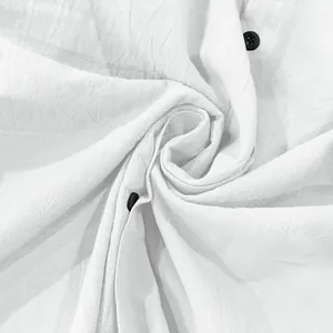 Détail en gros plan du tissu respirant en coton et lin blanc pour chemise décontractée