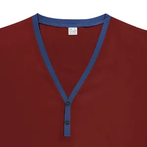 Λεπτομέρεια λαιμόκοψης ανδρικού Henley t-shirt σε μπορντό με μπλε λεπτομέρειες.