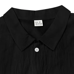 Gros plan du col de chemise noir 100 % coton et texture du tissu