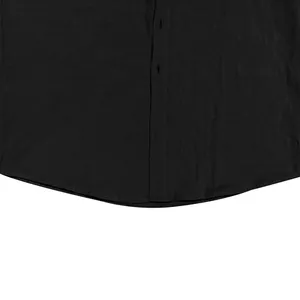 Gros plan sur l'ourlet arrondi et le tissu en coton et lin d'une chemise décontractée noire pour hommes