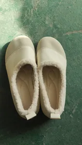 Nahaufnahme von beigen Winter-Slippern mit warmem und gemütlichem Plüschfutter