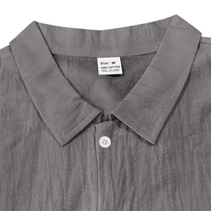 Détail du col d'une chemise grise en coton et lin pour homme avec étiquette M