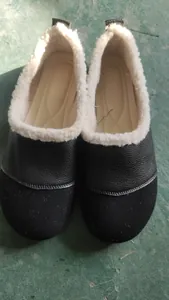 Detailansicht der schwarzen Winter-Loafer mit warmem Kunstfell-Innenfutter-Design
