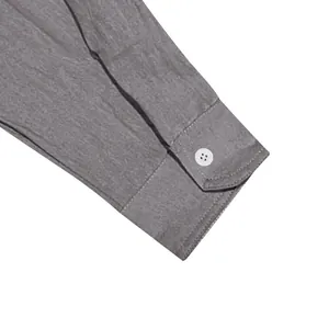 Détail du poignet d'une manche de chemise décontractée en coton et lin gris chiné