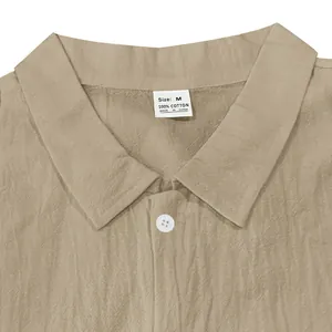 Zoom sur le col d'une chemise en coton kaki avec étiquette de taille 100% coton