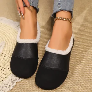 Nahaufnahme schwarzer gefütterter Loafer mit weichem Leder und runder Spitze für den Winter.