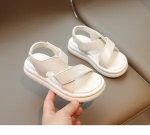 Sandali bianchi con zeppa, cinturini incrociati ed elastico posteriore