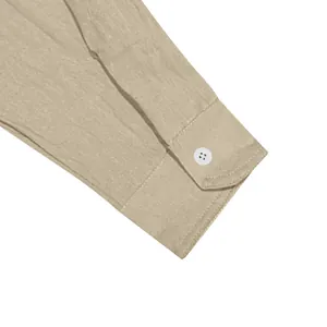 Gros plan détaillé du poignet d'une chemise décontractée pour homme en coton et lin
