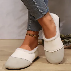 Detailansicht weißer Fleece-Loafer mit runder Spitze und weichem Leder auf Holzbodenfläche