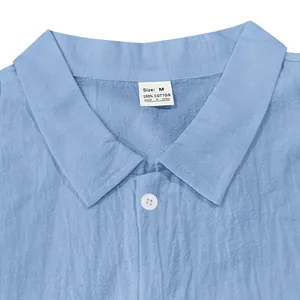 Gros plan du col de chemise bleue pour homme avec étiquette en tissu 100% coton bio