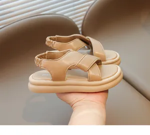 Dettaglio delle sandali beige con suola spessa e plateau e cinturini incrociati