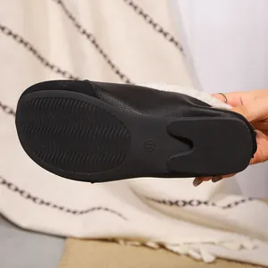 Detailansicht von schwarzen Winter-Loafers mit warmem Kunstfellfutter und weicher Gummisohle.