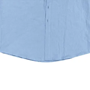 Gros plan sur la texture du coton et du lin et l'ourlet d'une chemise bleue pour homme.