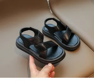 Dettaglio di sandali neri con plateau, cinturini incrociati ed elastico sul tallone in mano
