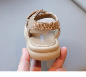 Primo piano di sandalo platform beige con cinturino elastico e suola spessa morbida