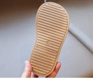 Dettaglio macro della suola antiscivolo a righe orizzontali per sandali con zeppa da donna