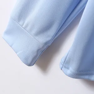 Nahaufnahme eines hellblauen Langarm-Poloshirts mit atmungsaktiver Stoffstruktur