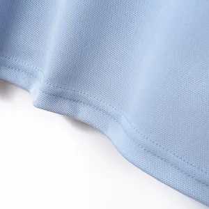 Makroaufnahme des hellblauen, atmungsaktiven Mesh-Gewebes eines langärmeligen Golf-Polos