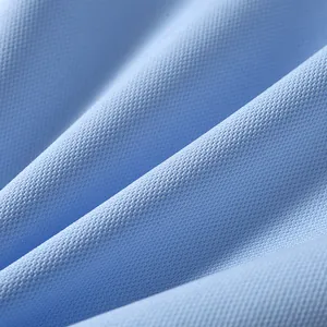Makrodetail aus atmungsaktivem hellblauem Mesh-Gewebe für schnelltrocknendes Polo-Shirt