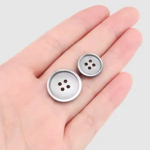Boutons en nacre noire haut de gamme pour vêtements de luxe présentés dans la main