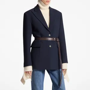 Boutons en nacre noire haut de gamme présentés sur un blazer classique en laine bleu marine