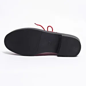 Vista dettagliata della suola nera antiscivolo per scarpe con borchie da donna, taglia 37