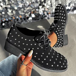 Eleganti scarpe oxford nere da donna con borchie argentate e tacco basso a blocco.