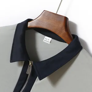 Nahaufnahme eines atmungsaktiven Mesh-Poloshirts mit marineblauem Kragen und Reißverschluss