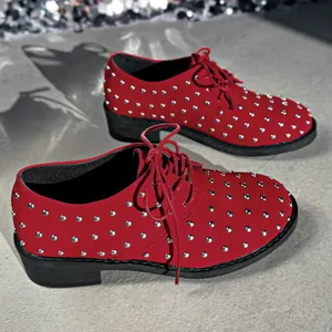 Scarpe rosse con borchie e lacci per donna con tacco largo e punta tonda, eleganti