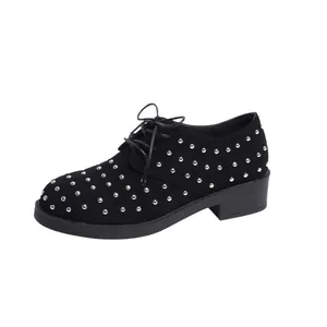 Eleganti scarpe stringate in pelle scamosciata nera con borchie argentate e comodo tacco largo