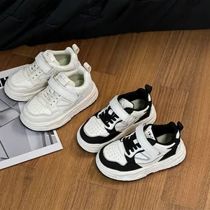 Eleganti scarpe casual da skater per bambini con velcro in bianco e bianco-nero design