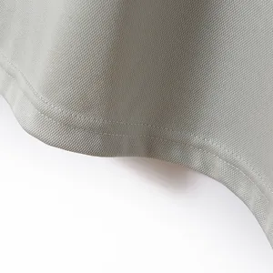 Nahaufnahme der doppelt genähten Saumkante an einem grauen, atmungsaktiven Polo-Shirt.