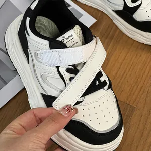 Scarpe da skate classiche bianche e nere per bambini con cinturini in velcro regolabili