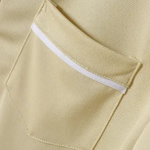 Detailaufnahme der atmungsaktiven Stoffstruktur und Tasche des langärmeligen Poloshirts