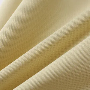 Detaillierte Makroansicht der atmungsaktiven Waben-Mesh-Stofftextur in hellbeiger Farbe